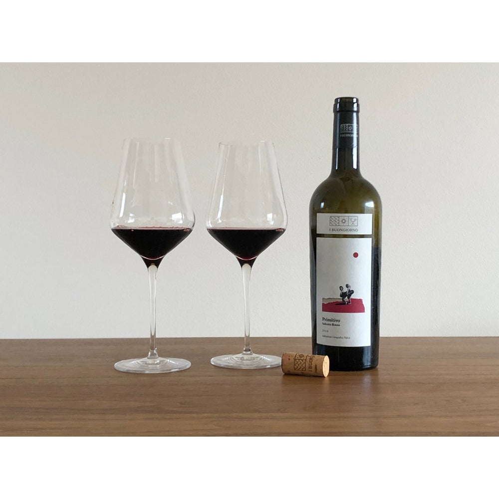プリミティーヴォ 赤ワイン グラスに注いだ状態