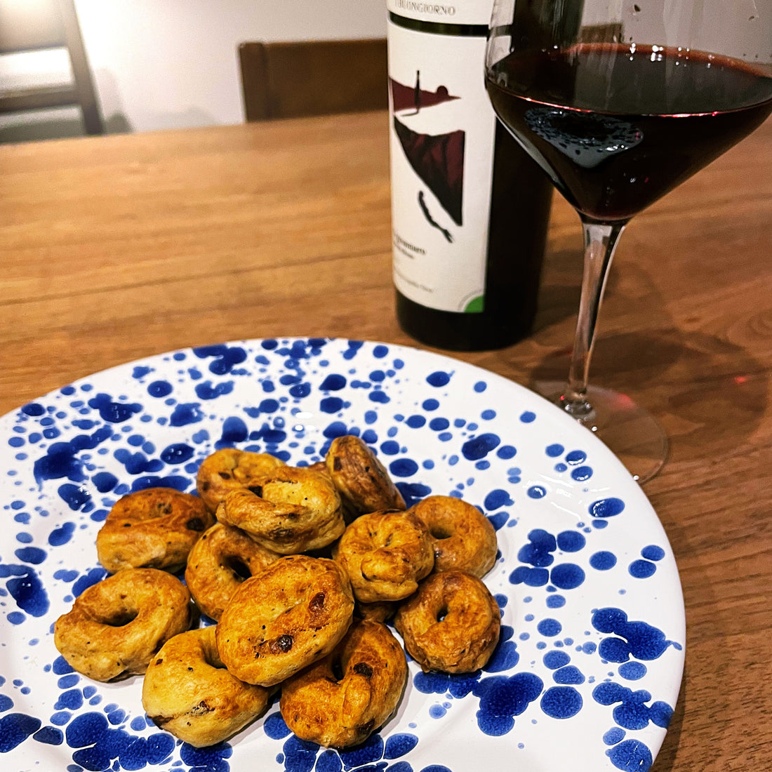 ワインのつまみ、パン、タラッリ、イタリア