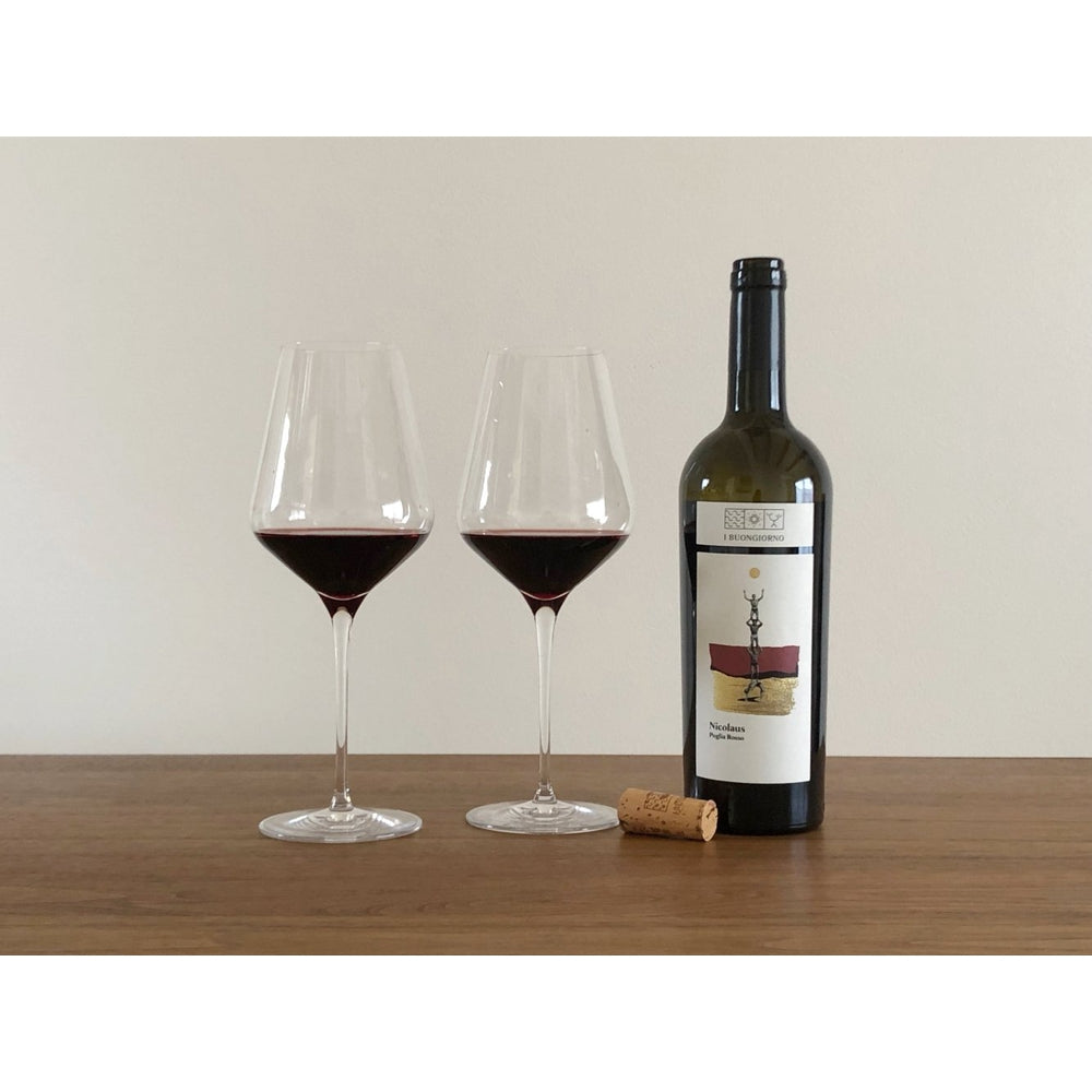 プリミティーヴォ、ネグロアマーロ　赤ワイン　グラスに注いだ状態